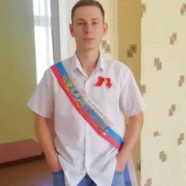 Юноша с выпускной лентой
