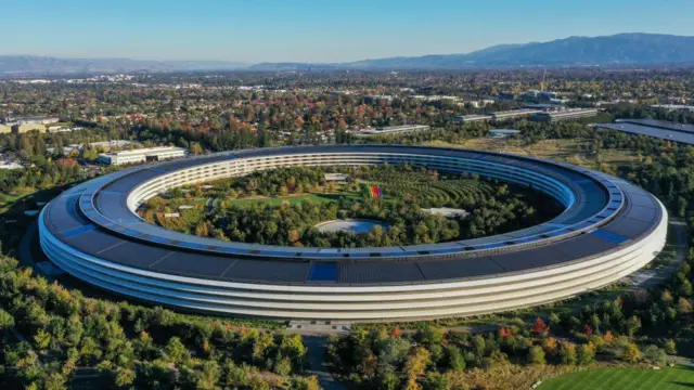 Фостер создал комплекс штаб-квартиры компании Apple в Калифорнии