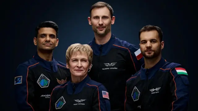 Шубханшу Шукла (слева) с бывшим астронавтом Nasa Пегги Уитсон, Славошем Узнаньски-Вишневским из Польши и Тибором Капу из Венгрии