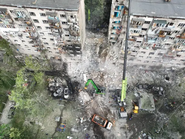 В Соломенском районе Киева в результате удара обрушился подъезд многоэтажного жилого дома