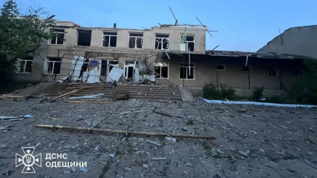 Полуразрушенное здание