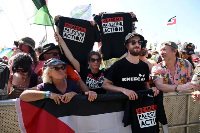 Люди с символикой Palestine action group.