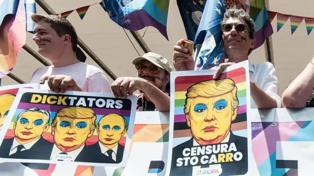 Участники прайда в Риме с портретами, высмеивающими Орбана, Трампа и Путина 