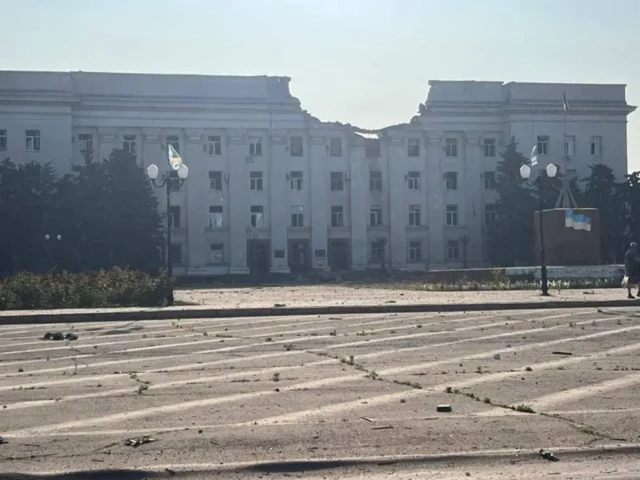 Разрушенное здание Херсонской обладминистрации