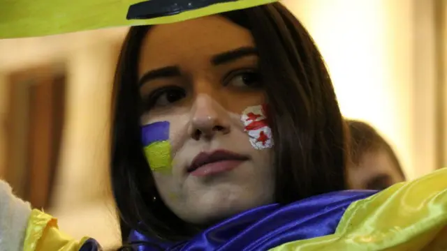 Девушка с нарисованными на лице флагами Грузии и Украины 