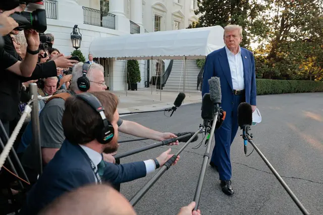 Трамп в окружении репортеров