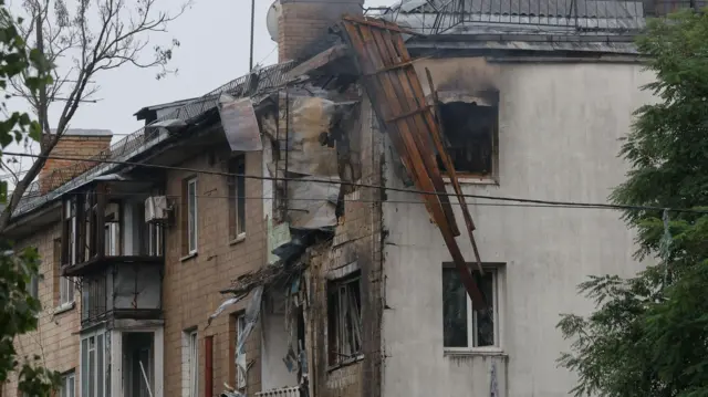 Одно из зданий в Киеве, поврежденных в результате удара в четверг