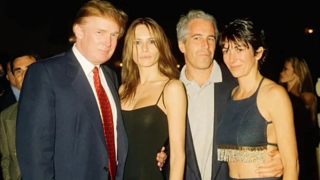 Дональд Трамп с его тогдашней подругой (ныне женой) Меланией Кнаус, Джеффри Эпштейном и Гизлейн Максвелл во Флориде в 2000 году.