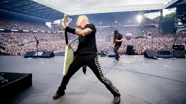 Джеймс Хетфилд из Metallica играет на гитаре на сцене
