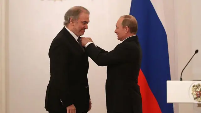 Президент России Путин вручает медаль дирижеру Гергиеву в Кремле в 2016 году