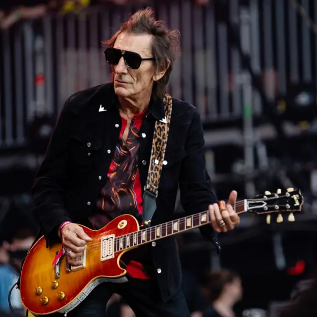Ронни Вуд из группы Rolling Stones играет на гитаре на сцене