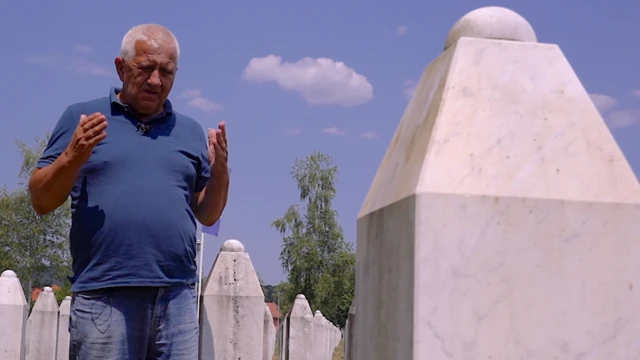 Долина могил. Как живет Сребреница через 30 лет после резни 4 Садик Селимович перед захоронением с воздетыми руками