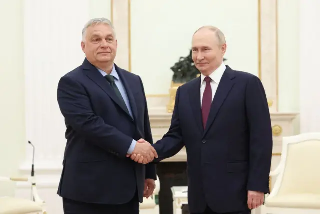 Орбан пожимает руку Путину