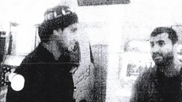 На этой фотографии агентурного наблюдения — Мохаммед Сидик Хан (справа), лидер группы, совершившей взрывы 7 июля