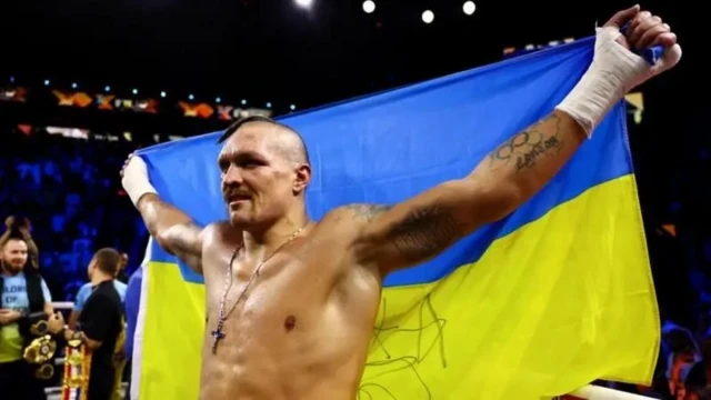 Усик с флагом Украины
