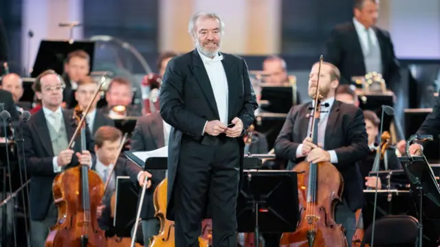 Валерий Гергиев выступает на сцене с Венским филармоническим оркестром в 2020 году