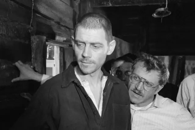  1 апреля 1990 г. Английский актер Энтони Эндрюс (слева) и кинорежиссер Александр Митта на съемочной площадке.