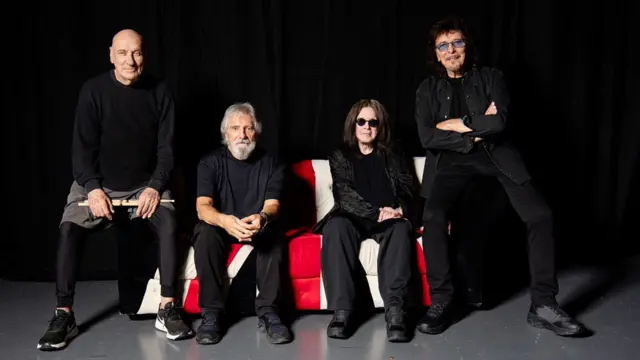 Недавняя фотография четырех оригинальных участников Black Sabbath, позирующих вместе