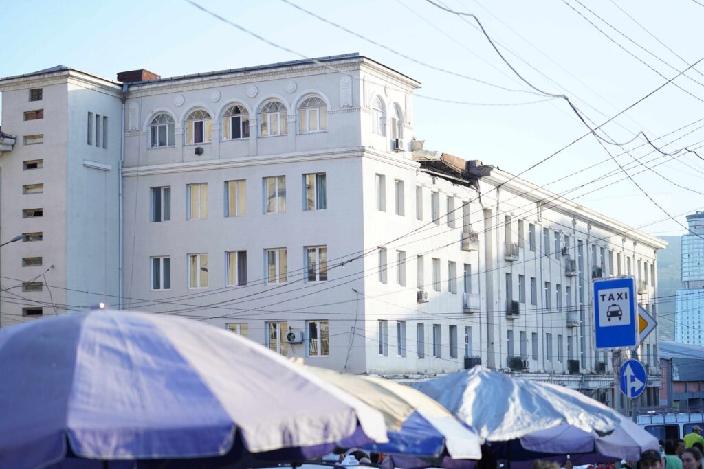 Из дома с обрушившимся фасадом вблизи метро "Площадь Вокзальная" эвакуировано 102 человека 2 vokzal zdanie новости Tbilservice Group, обрушение здания, Площадь Вокзальная, эвакуация