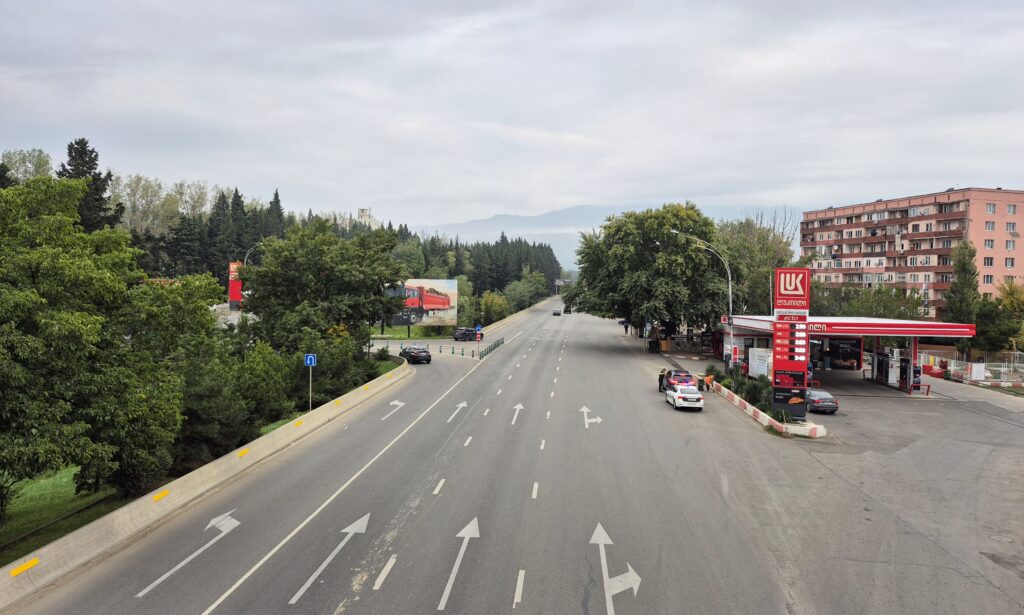 20250930 080544 новости Аллея Агмашенебели, движение транспорта, Дигомская трасса, мостовой переход, мэрия Тбилиси