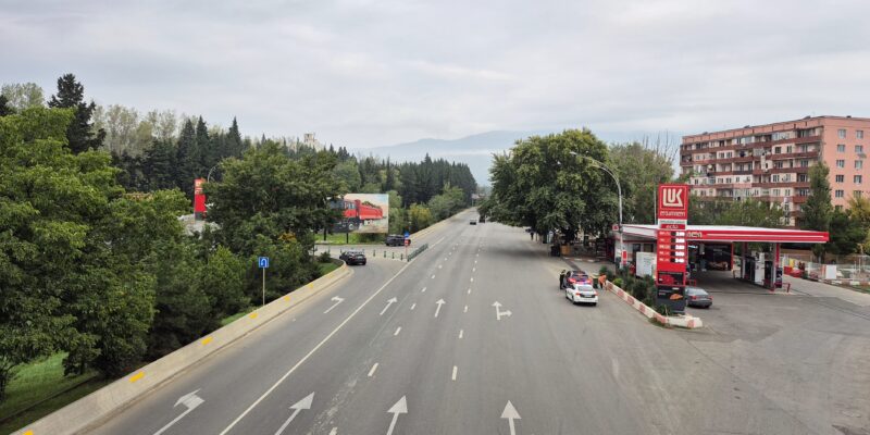 20250930 080544 новости Аллея Агмашенебели, движение транспорта, Дигомская трасса, мостовой переход, мэрия Тбилиси