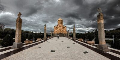 holy trinity cathedral in tbilisi georgia on a st 2025 03 09 13 38 07 utc политика featured, Александр Габуния, Грузинская мечта, Грузинская Православная Церковь, Дороте Курашвили