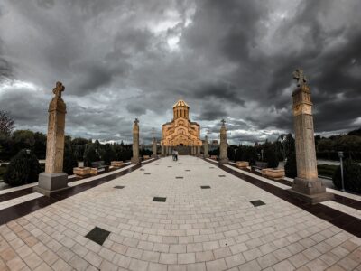 holy trinity cathedral in tbilisi georgia on a st 2025 03 09 13 38 07 utc общество featured, Александр Габуния, Грузинская мечта, Грузинская Православная Церковь, Дороте Курашвили