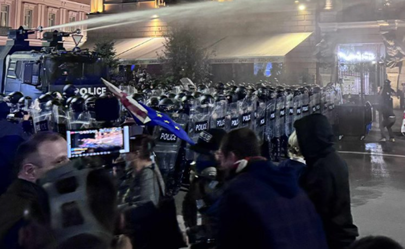 32131 новости акция протеста в тбилиси, президентская резиденция, разгон