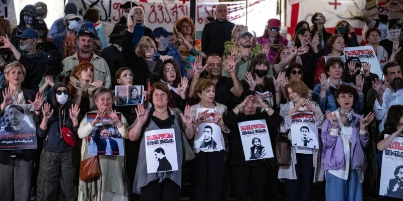 parents of prisoners outside parliament 24 06 25 55 новости OC Media, акция протеста в тбилиси, Каха Каладзе, проспект Руставели