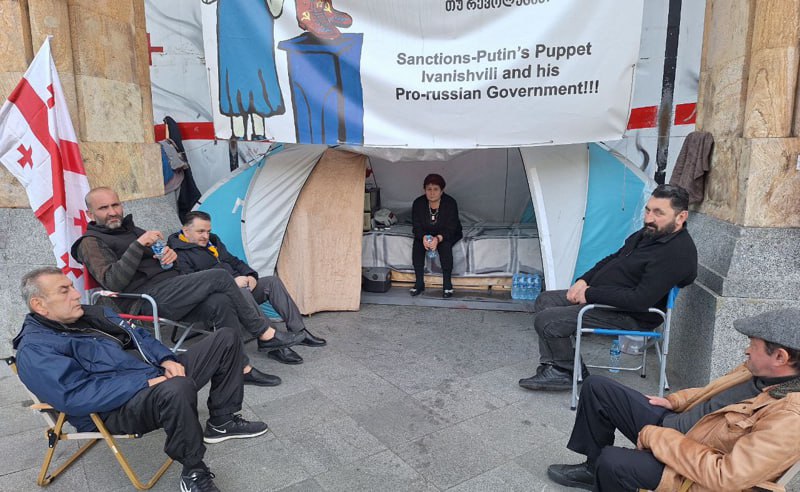Гедеван Попхадзе и активисты начали голодовку у здания парламента 2 photo 2025 10 28 18 22 56 новости акции протеста, Гедеван Попхадзе, голодовка, Грузинская мечта, запрет партий, оппозиция Грузии