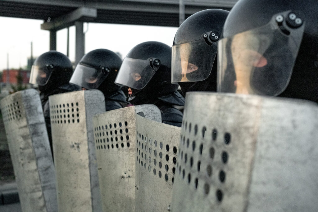 police squad protecting against riot 2025 03 15 04 10 37 utc политика featured, Грузинская мечта, Грузия-ЕС, Единое Национальное Движение, штурм 4 октября