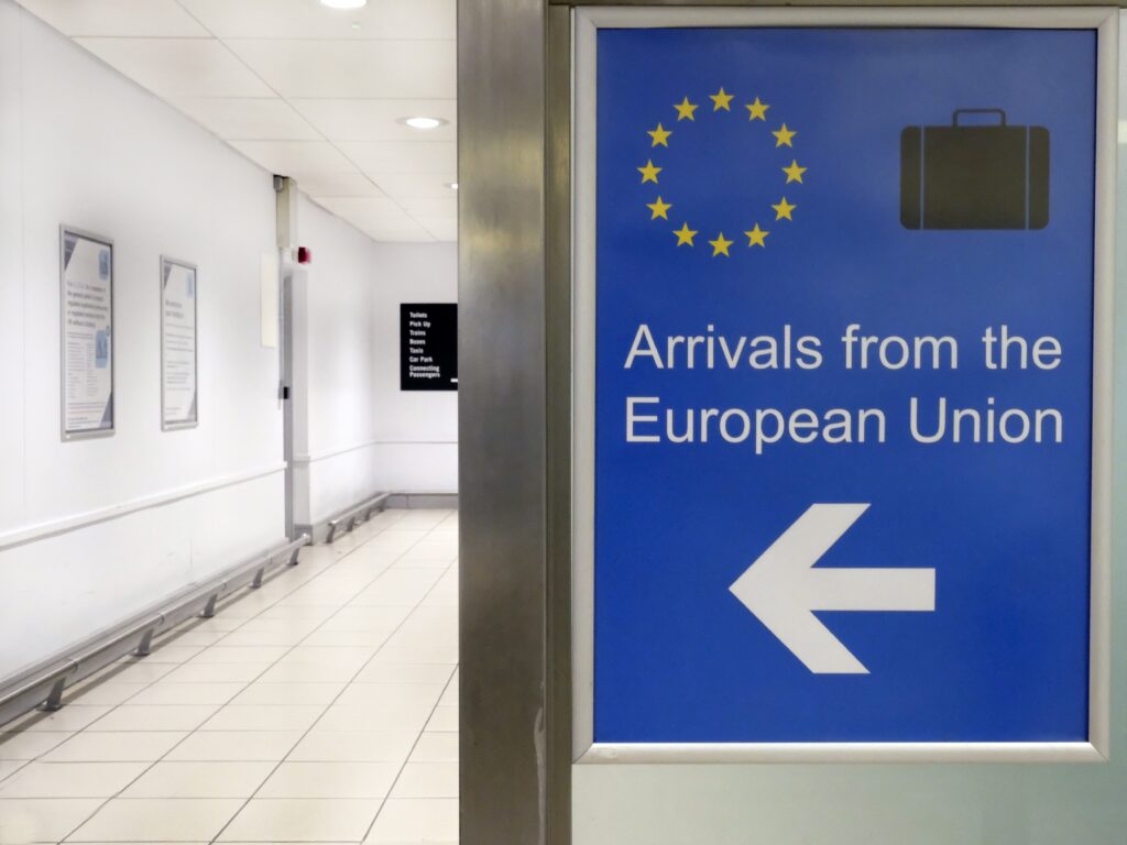 wide angle shot of an airport sign welcoming peopl 2025 02 02 13 41 21 utc политика featured, безвизовый режим, Грузия-ЕС