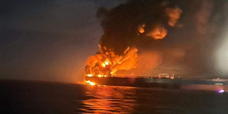 Украина поразила дронами танкеры «теневого флота» РФ в Черном море и терминал в Новороссийске. Казахстан и Турция протестуют 1 035a8a00 ce0c 11f0 8c06 f5d460985095.jpg Новости BBC дроны ВСУ