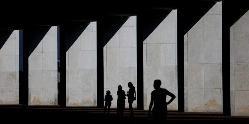 Опрос: 64% россиян хотят заключения "компромиссного мирного договора" с Украиной 1 66040442 403.jpeg Deutsche Welle мирный договор