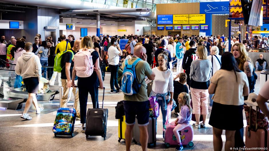 Аэропорт нидерландского Эйндховена приостановил работу из-за дронов 1 70069722 403.jpg Deutsche Welle Эйндховен