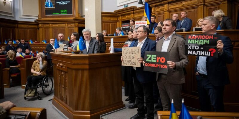 Рада не уволила министров. В Украине парламентский кризис? 1 74795806 403.jpg Deutsche Welle Верховная рада