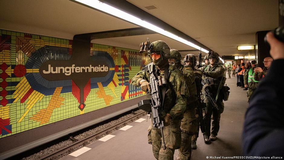 Солдаты бундесвера провели учения в берлинском метро 1 74800027 403.jpg Deutsche Welle военные учения