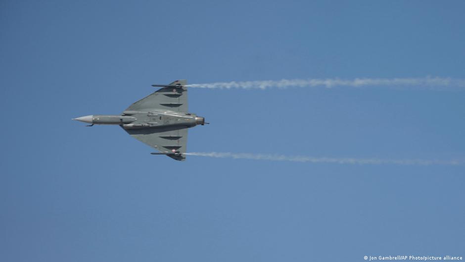 Истребитель HAL Tejas разбился на авиасалоне в Дубае 1 74836683 403.jpg Deutsche Welle истребитель