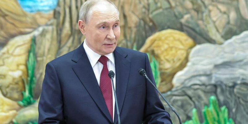 В Бишкеке посольство Украины скрыли за экраном на фоне приезда Путина 1 74927354 403.jpg Deutsche Welle Бишкек