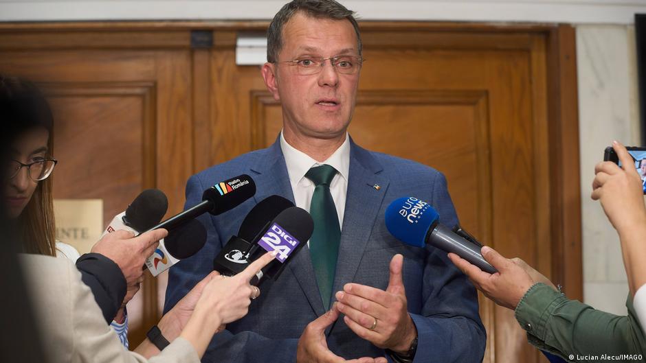 Министр обороны Румынии ушел в отставку из-за "ошибок" в резюме 1 74938071 403.jpg Deutsche Welle Румыния