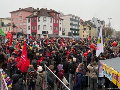 В Гисене начались многотысячные протесты из-за съезда АдГ, один полицейский ранен 5 74949171 403.jpg Deutsche Welle АдГ