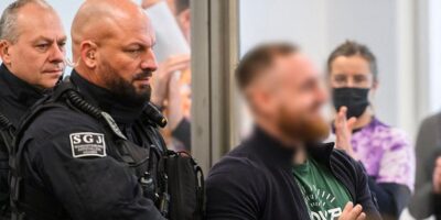 Громкий процесс над «бандой с молотками»: в Германии судят предполагаемых участников крайне левой группировки «Antifa Ost» 1 9e1173f0 ca25 11f0 97da d5d25c7170a0.jpg Новости BBC Антифа-Восток, банда с молотками, германия