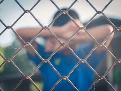 Реабилитация или изоляция: как власти Грузии решили бороться с детской преступностью 15 asian kid boy crying behind a metal chain wire mes 2024 12 05 16 55 13 utc SOVA-блог featured