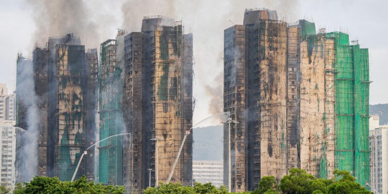 Число жертв пожара в жилом комплексе в Гонконге продолжает расти. По делу о пожаре задержаны три человека 1 c5cce6f0 cb69 11f0 afb7 8f7c37abbc93 6.jpg 6 Новости BBC Гонконг