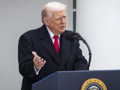 Суд в штате Джорджия снял с Трампа обвинения во вмешательстве в президентские выборы 2020 года 4 ce7469f0 cae6 11f0 8c06 f5d460985095.jpg Новости BBC Дональд Трамп