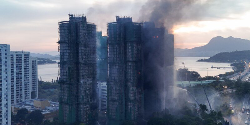 Число жертв пожара в жилом комплексе в Гонконге растет. По делу о пожаре задержаны три человека 1 f131a110 cb27 11f0 a892 01d657345866 3.jpg 3 Новости BBC Гонконг