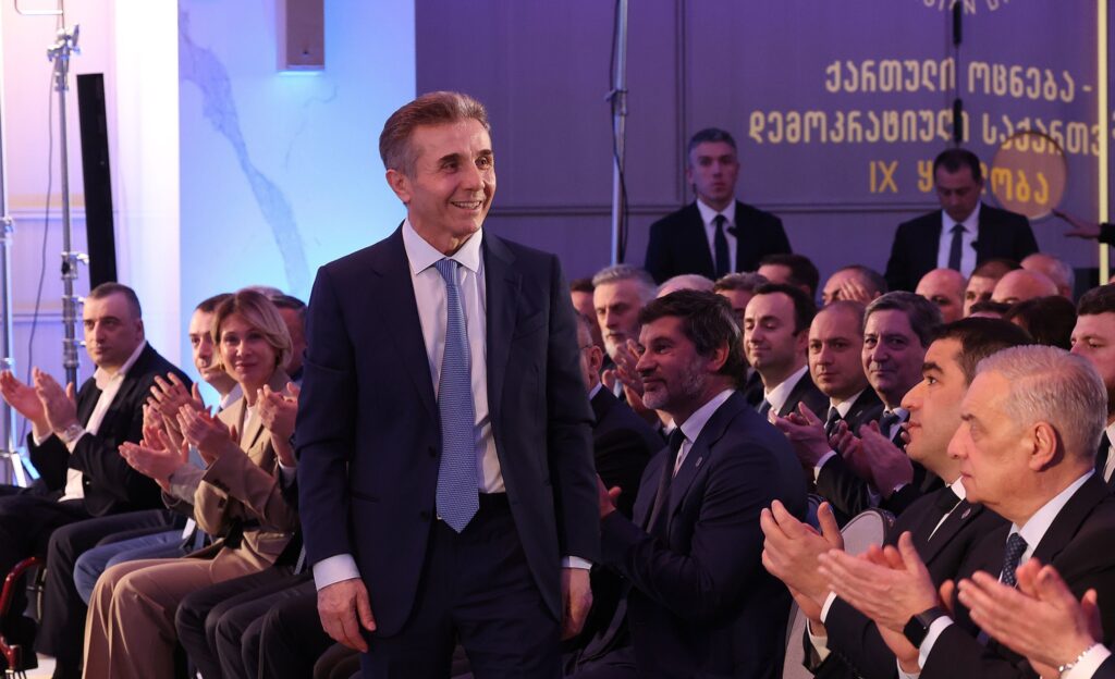 "Репортеры без границ" включили Иванишвили в "список посягателей на свободу прессы" 2025 года 1 ivanishvili applodismenti новости Reporters sans frontières, RSF, RWB, Бидзина Иванишвили, Владимир Путин, Си Цзиньпин