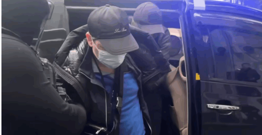 Подозреваемого в покушении на "вора в законе" во время похорон доставили в Сухуми 1 screenshot 2025 11 16 002847 новости Абхазия, Бадра Гунба, вор в законе, перестрелка в Абхазии, Пыза, Руслан Адлейба