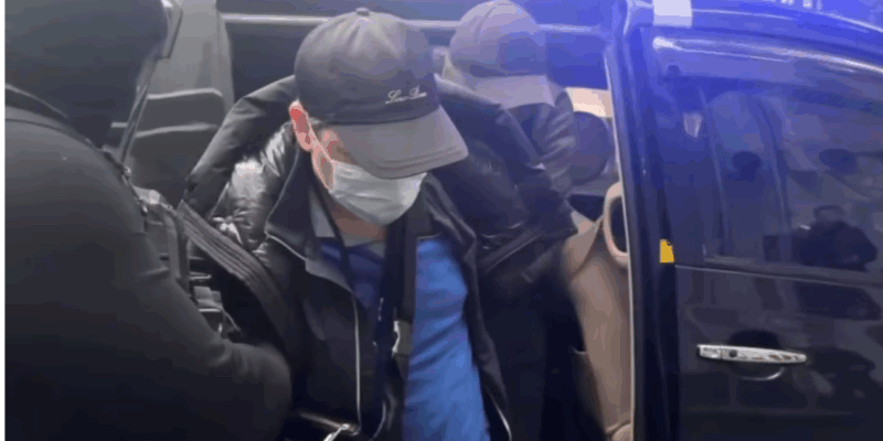 Подозреваемого в покушении на "вора в законе" во время похорон доставили в Сухуми 1 screenshot 2025 11 16 002847 новости Абхазия, Бадра Гунба, вор в законе, перестрелка в Абхазии, Пыза, Руслан Адлейба