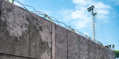 wall stone with coils barbed wire and security cam 2025 03 25 04 27 53 utc политика featured, Грузинская мечта, Михаил Саакашвили